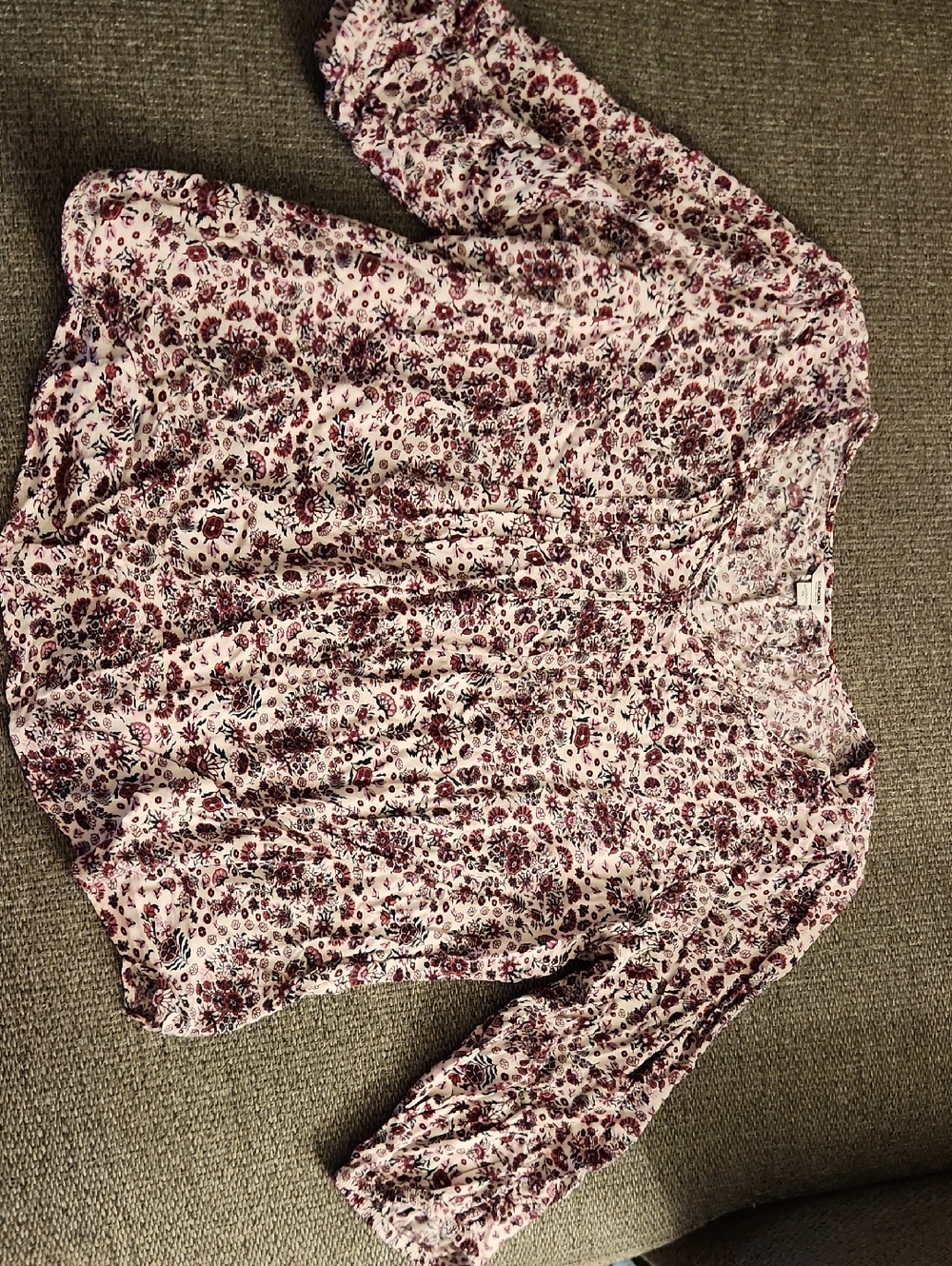 Light Pink Floral V-Neck Blouse with Puff Sleeves